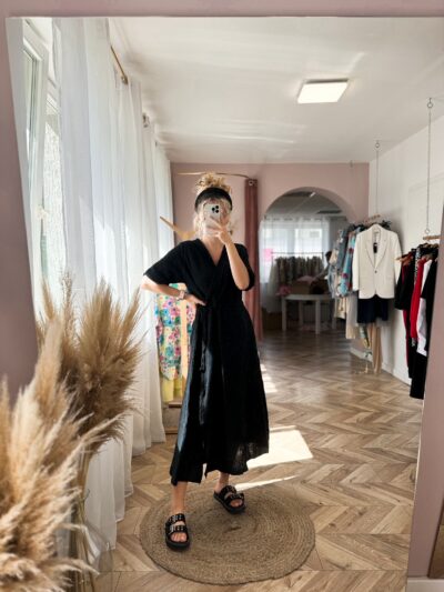 SUKIENKA SELENA MUŚLINOWA KRÓTKI RĘKAW - CZARNY