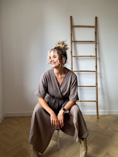 SUKIENKA SELENA MUŚLINOWA KRÓTKI RĘKAW - FANGO